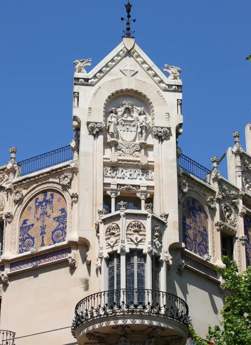 Udstilling af kunst i CaixaForum, en bygning med facade af smuk catalansk modernisme i Palma by, Mallorca.