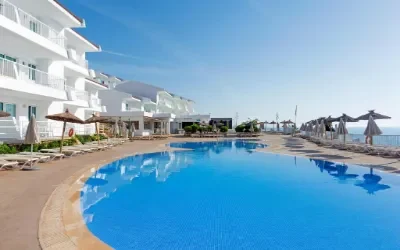 Lejlighedshotel med pool og havudsigt i Calas de Mallorca, Spanien.