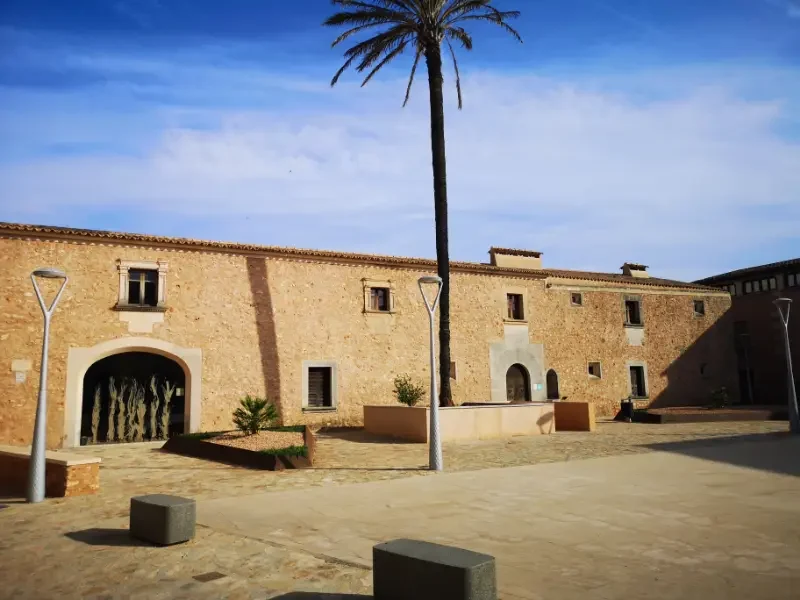 Facade på den historiske bygning kendt som Can Pere Ignasi, i byen Campos på Mallorca.