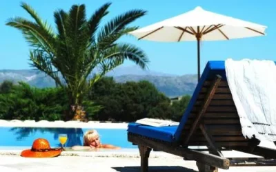 Romantisk finca hotel med udsigt til bjerge i Ca'n Picafort, Mallorca.