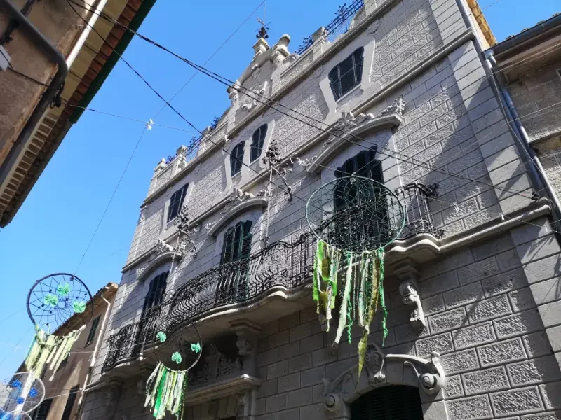 Bypalæet Ca'n Prunera med sin Art Nouveau facade, er hjemsted for et populært museum for samtidskunst i byen Sóller på øen Mallorca.