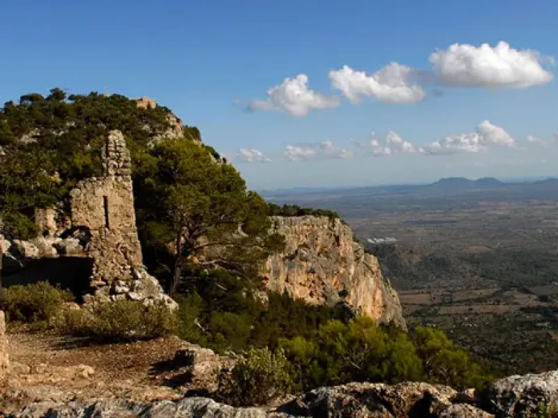 Ruiner af den gamle Castell d'Alaró borg på toppen af et bjerg på øen Mallorca.