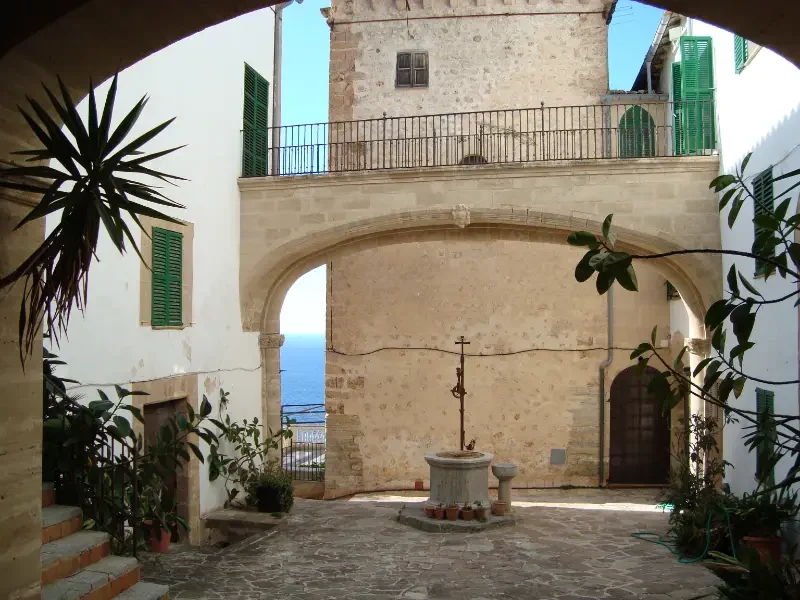 Patio kendt som Clastra de sa Baronia, i byen Banyalbufar på øen Mallorca i Middelhavet.