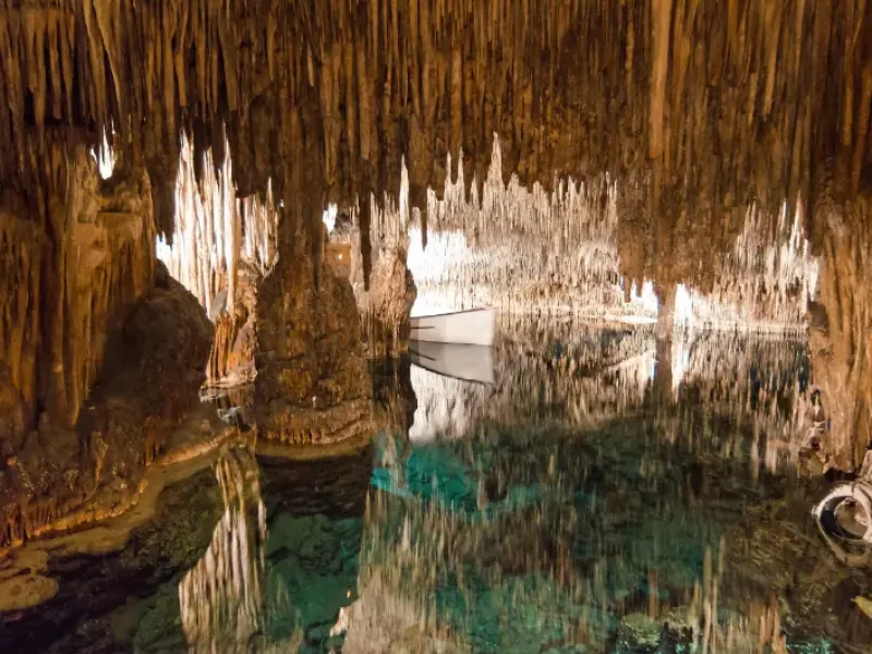 Drypstenshulerne Cuevas del Drach kendt som 'Dragegrotterne', i byen Porto Cristo, Mallorca.