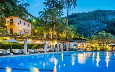 Hotel med bjerge i baggrunden i Deia på Mallorca.