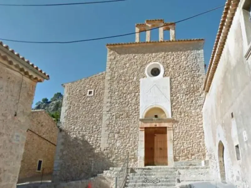 Facade på Caimaris gamle kirke Esglesia Vella på Mallorca.