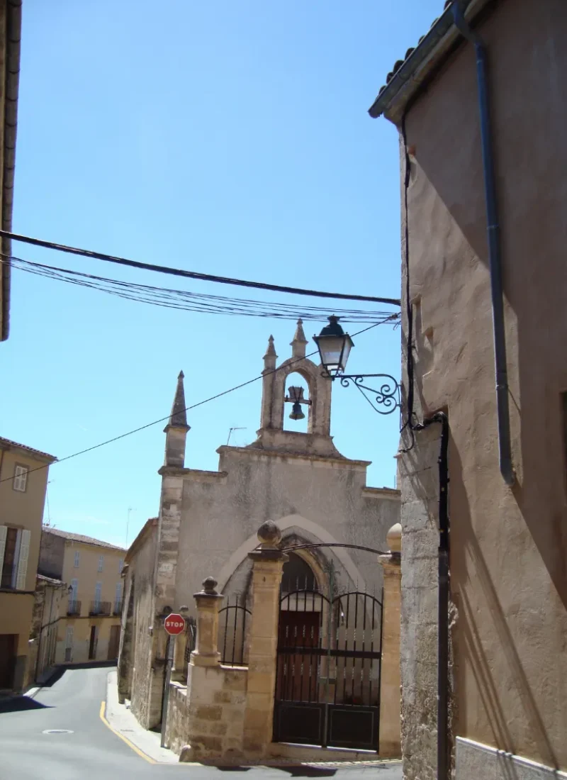 Gammelt gotisk kapel l'Hospitalet, i en gade i byen Sineu, på øen Mallorca.