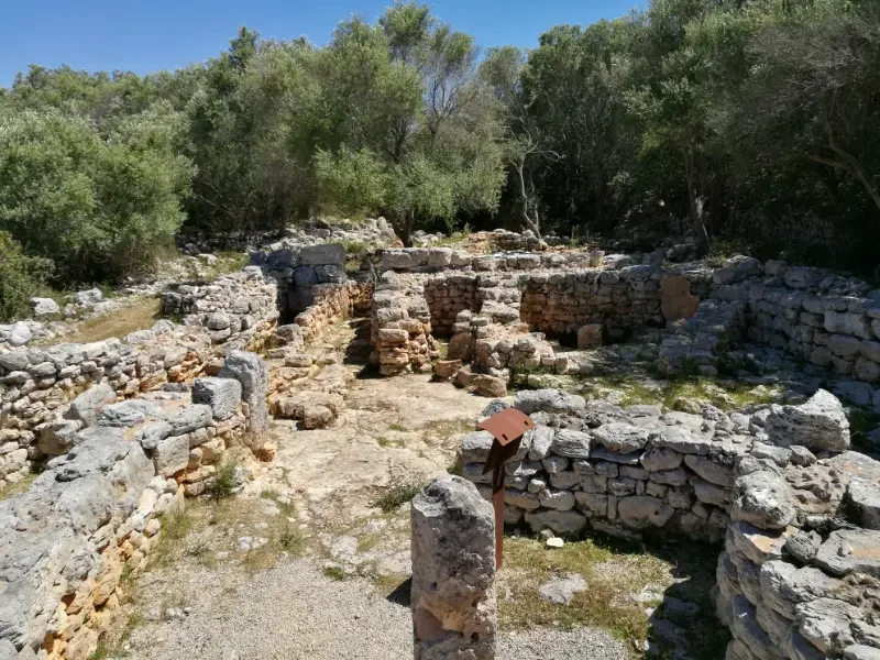 Udgravninger af en forhistorisk talaiotisk landsby nær Manacor by, på øen Mallorca.