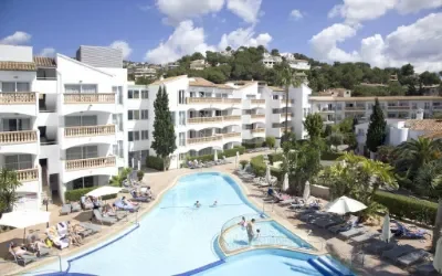 Hotel i Port Andratx på Mallorca foran smukke Tramuntana bjerge.