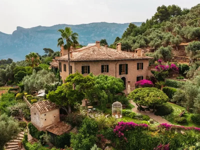 Luksus hotel Ca'n Xorc beliggende mellem bjerge i Soller på Mallorca.