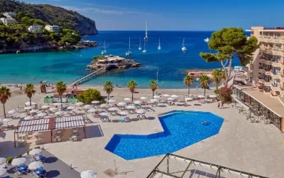 Lækkert hotel ved stranden i Camp de Mar på Mallorca.