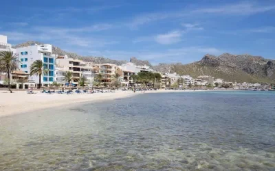 Hotel ved stranden i Port de Pollenca, Mallorca, om sommeren.