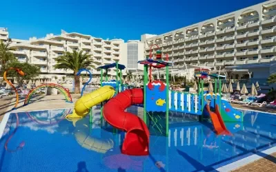 Familie hotel med legeplads til børn i Sa Coma på Mallorca.