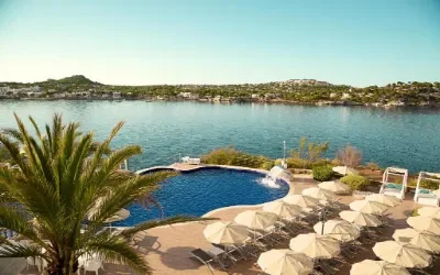 Fantastisk havudsigt fra poolen på et godt hotel i Santa Ponca på Mallorca i Spanien.