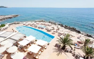 Hotel ved stranden i Cala Ratjada, Mallorca.