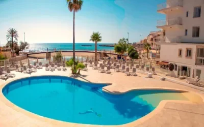 Strand foran et hotel i s'Illot på Mallorca en sommer.