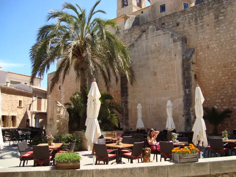 Kapel fra Middelalderen kendt som El Roser, der er bygget sammen med kirken i byen Santanyi på Mallorca.