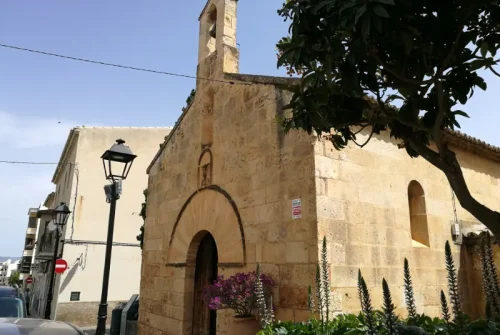 Lille kapel i en gade i byen Muro på Mallorca.