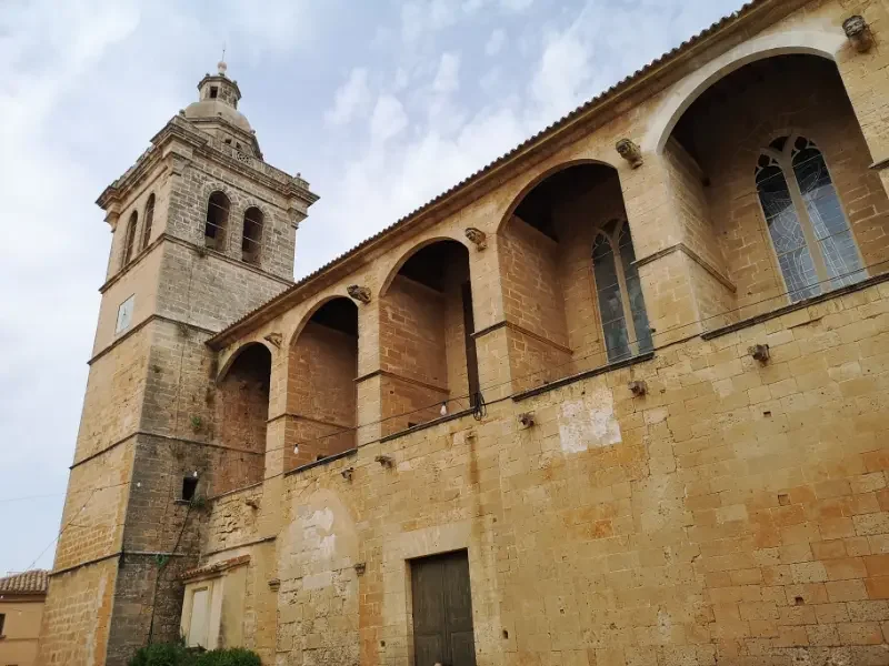 Facade med gotiske buer på kirken Sant Pere Sant Pau i byen Algaida på øen Mallorca.