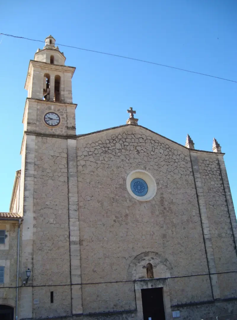 Kirken i Caimari landsby på Mallorca, Esglesia de Immaculada Consepcio, med facade ud til byens torv.