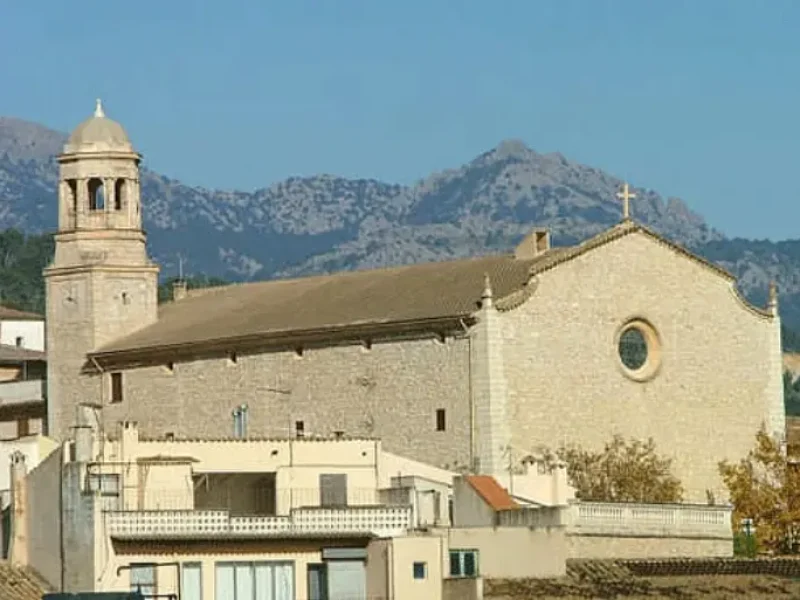 Lloseta kirke med bjerge i baggrunden, på øen Mallorca.