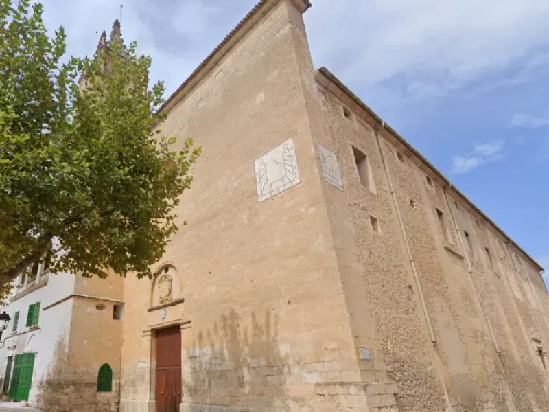 Facade og hovedindgang af Sant Fileu kirke på torvet i byen Llubi på øen Mallorca.