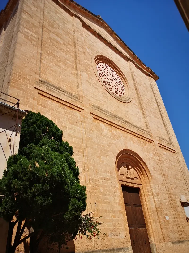 Forsiden af Sant Miquel kirke i byen Llucmajor på øen Mallorca.