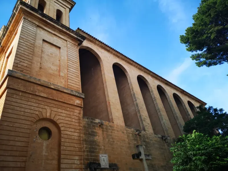 Sant Julia kirke i Campos by på Mallorca, med sin neoklassisistiske facade med buer.