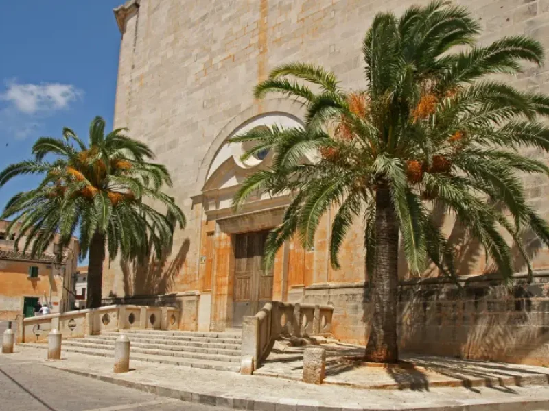Facade og indgang til Sant Andreu kirke i byen Santanyi på øen Mallorca.