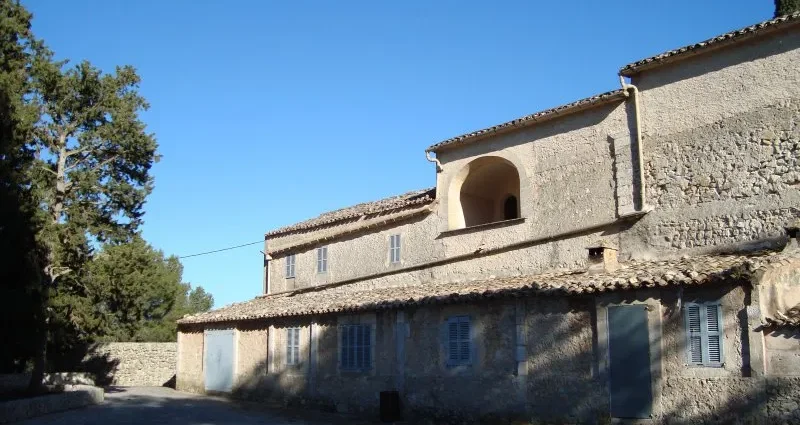 Gammelt kloster, Santuari de la Mare de Déu de Consolació, på en bakketop ved Sant Joan på Mallorca.