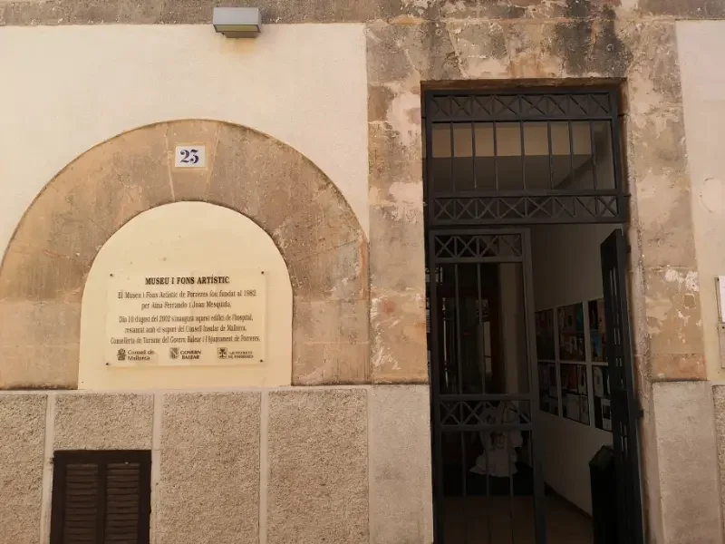 Indgang til kunstmuseum i Porreres by på Mallorca.