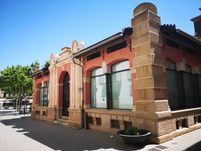 Facade udført i Modernisme på bygningen Mercat del Peix, i byen Llucmajor på Mallorca.