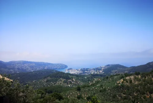 Udsigt over bjerge og kyst fra Mirador Barques i Soller på Mallorca.
