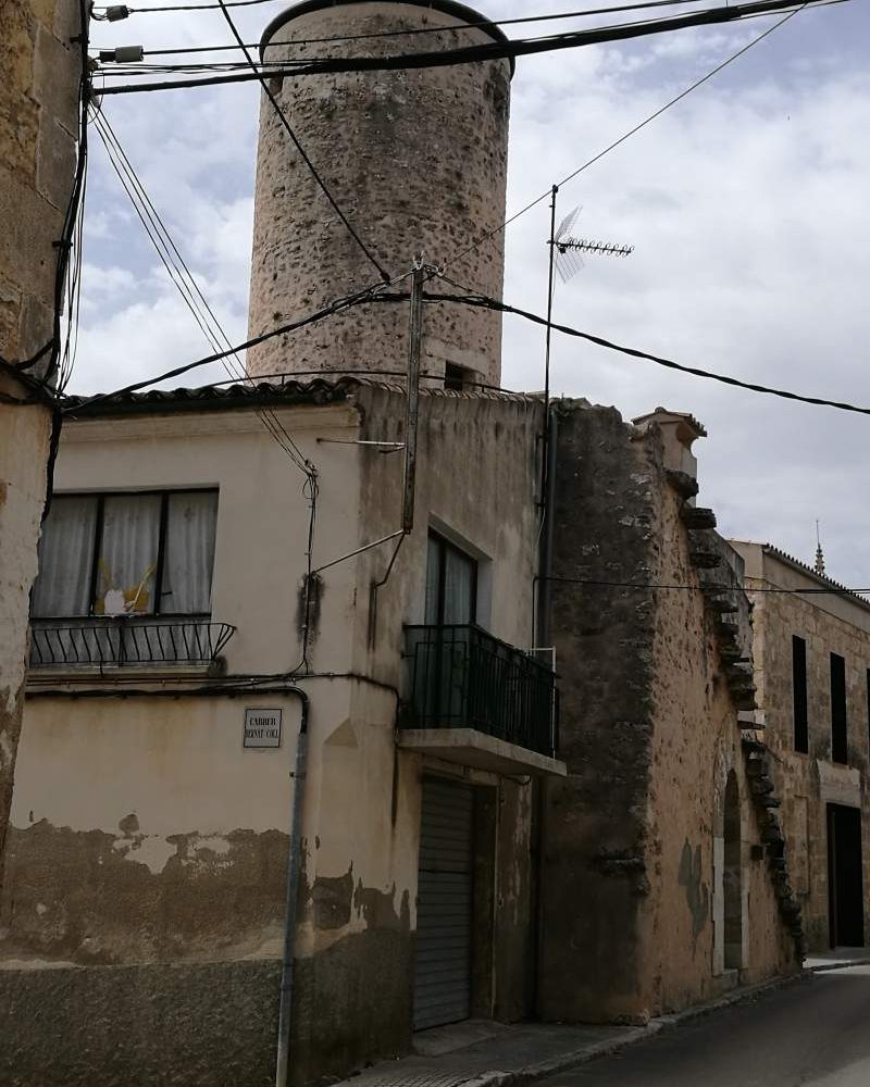 Den gamle mølle, Moli Can Suau, der nu huser et museum for biavle, ligger i landsbyen Llubi på øen Mallorca.