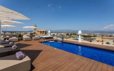 Roligt hotel med tagterrasse og swimmingpool i Muro på Mallorca.