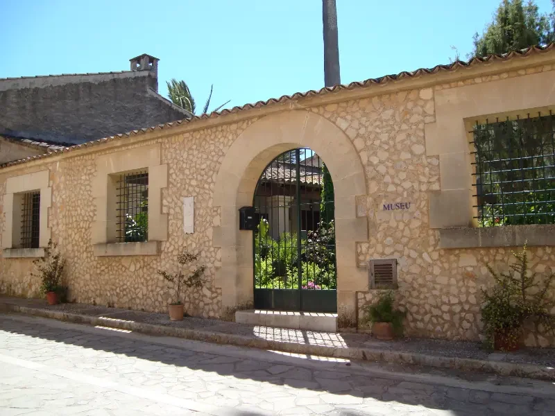 Museum og hjem for lægbroder Frai Junipero Serra, i byen Petra, på øen Mallorca.