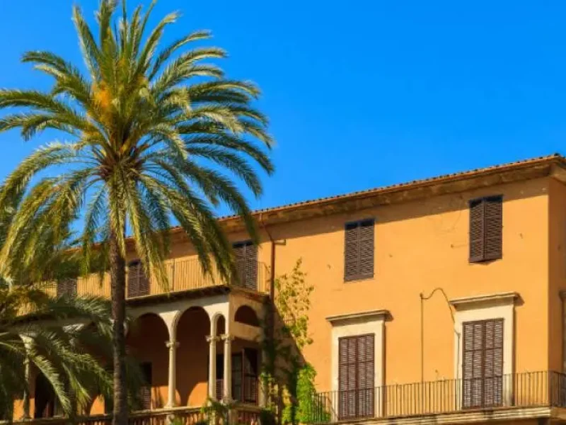 Smuk facade på Consolat de Mar bygningen i Palma by på Mallorca.