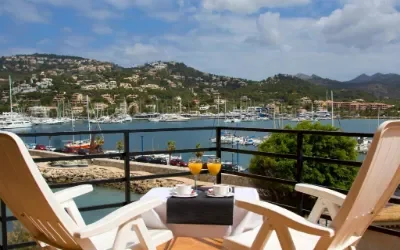 Udsigt over havn og marina fra altan på hotel i Port d'Andratx, Mallorca.