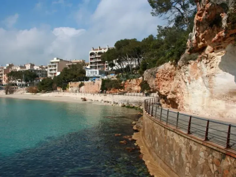 Forhistoriske huler Coves Blanques ved siden af stranden i byen Porto Cristo på Mallorca.