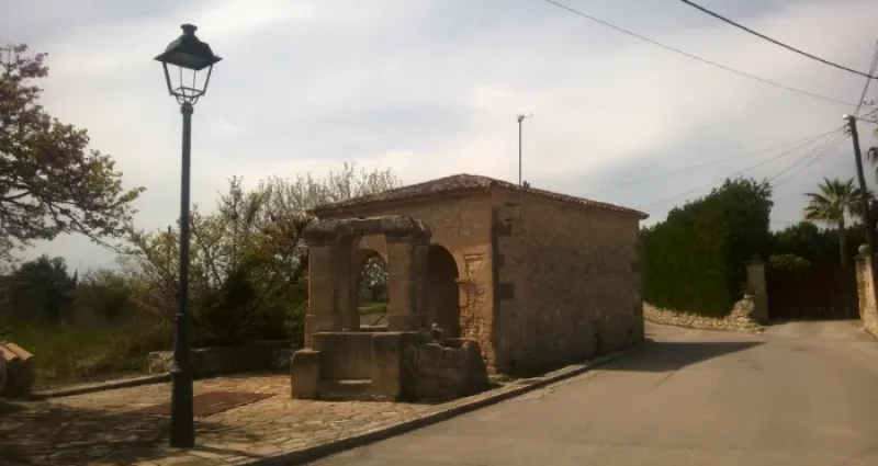 Gammelt vaskehus kendt som pou del Rei i landsbyen Montuiri på Mallorca.