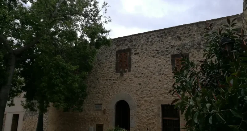 Gotisk facade på præstegården i Montuiri landsby.