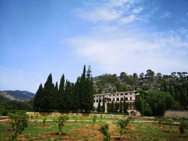Raixa paladset i Bunyola på Mallorca, omsluttet af bjerge og smukke haver.