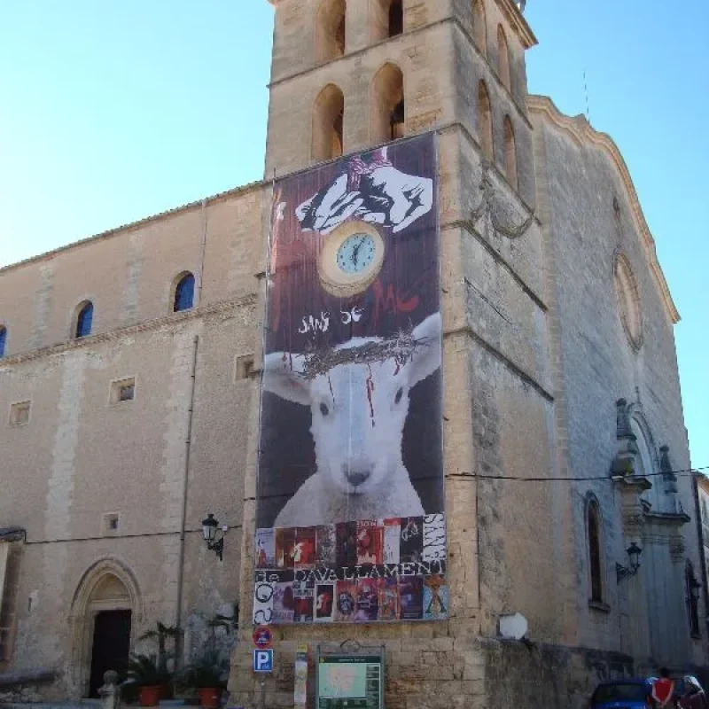 Facade på den katolske sognekirke i landsbyen Sant Joan på Mallorca.