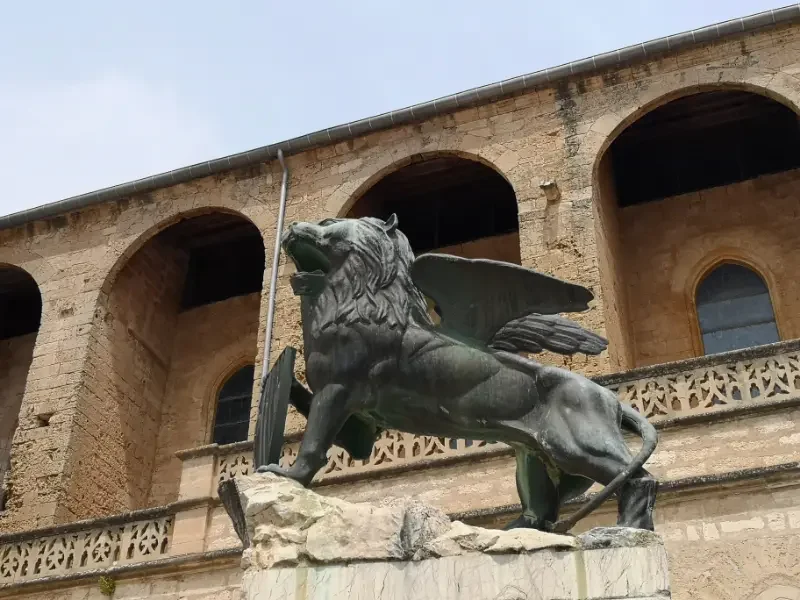 Skulptur af en løve på pladsen Placa de Sant Marc, foran kirken i byen Sineu, på øen Mallorca.