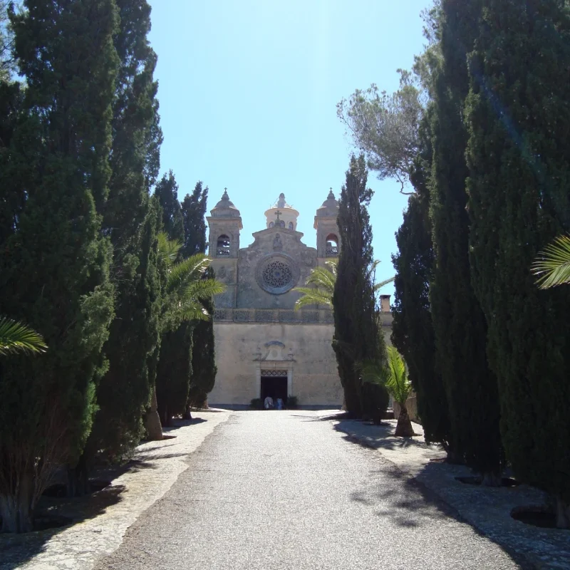 Kirke og kloster Santuari de Bonany på en bjergtop mellem byerne Petra og Vilafranca på øen Mallorca.