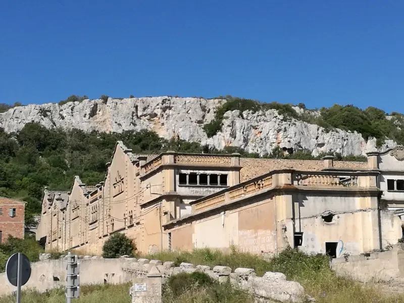Ruiner af det gamle vindestilleri Es Sindicat i byen Felanitx på Mallorca.