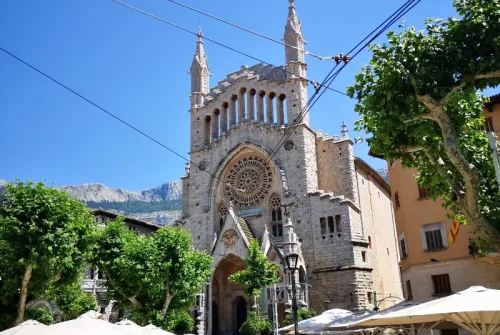 Kirken i Sóller by på Mallorca, med sin meget smukke neo-gotiske facade.