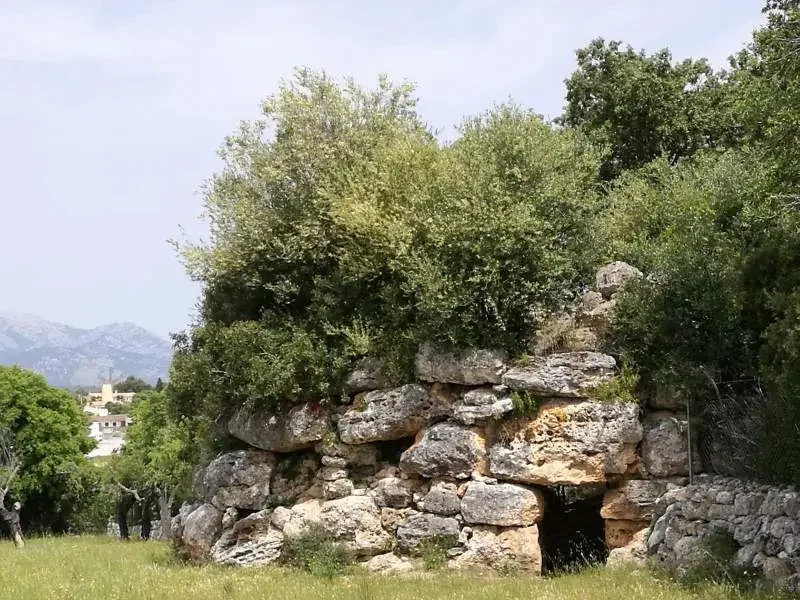Levn af en forhistorisk talaiotisk landsby udenfor byen Llubí på øen Mallorca.