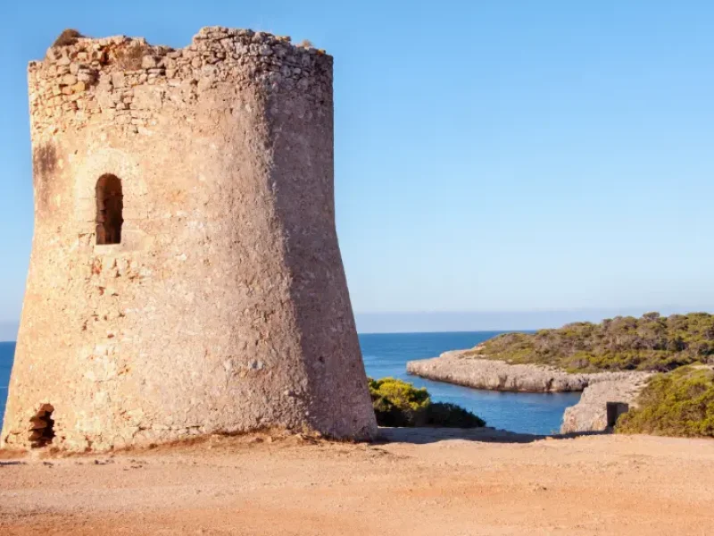 Gammelt tårn Torre de Cala Pi, på klipperne ved kysten i Llucmajor på øen Mallorca.