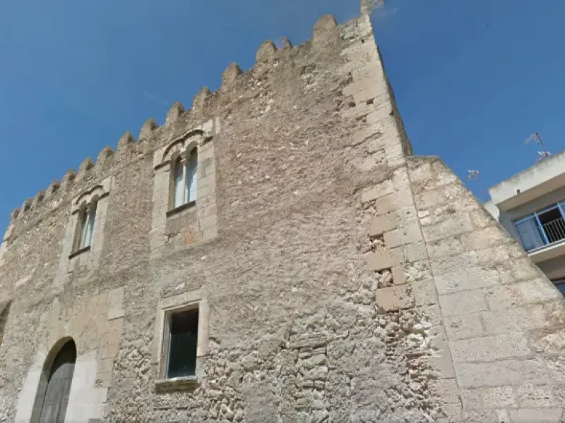 Gammel fæstning Torres des Puntes, i en gade i byen Manacor på Mallorca.